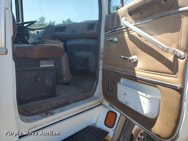 image for item DJ3124 1995 Ford L9000 AeroMax semi truck