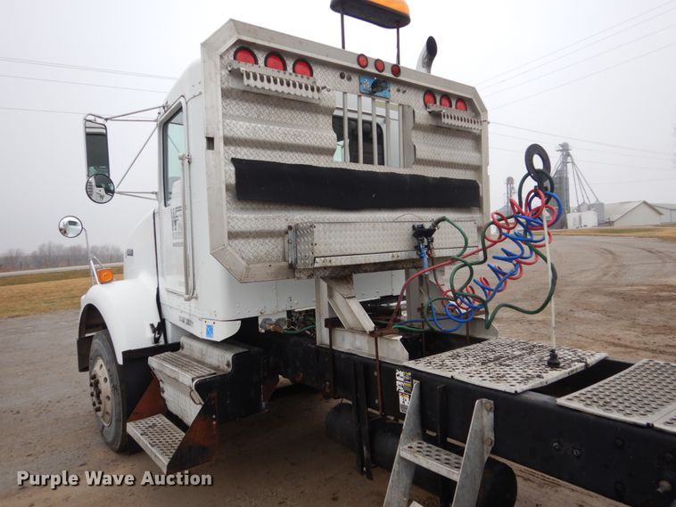 image for item FX9034 2000 Kenworth T800 semi truck