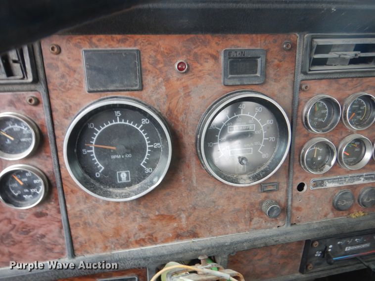 image for item FX9034 2000 Kenworth T800 semi truck