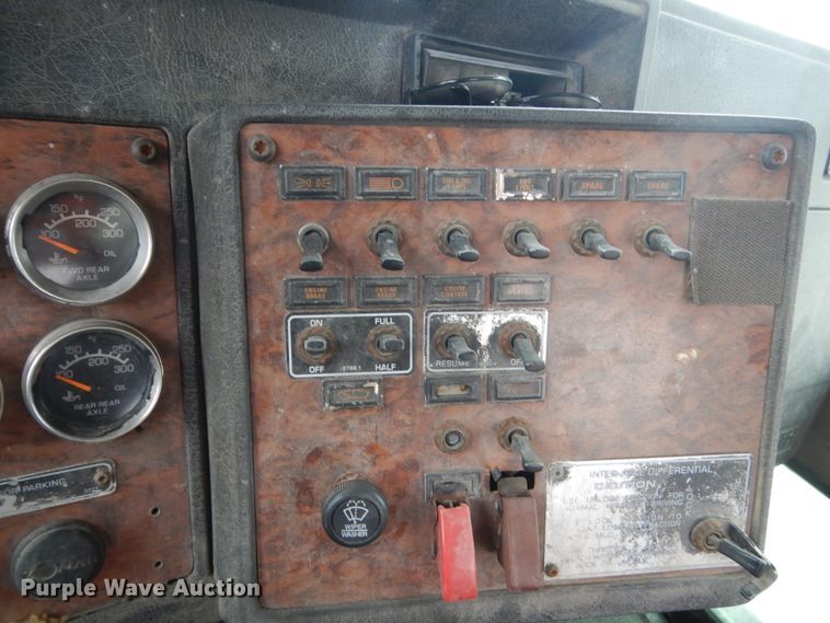 image for item FX9034 2000 Kenworth T800 semi truck