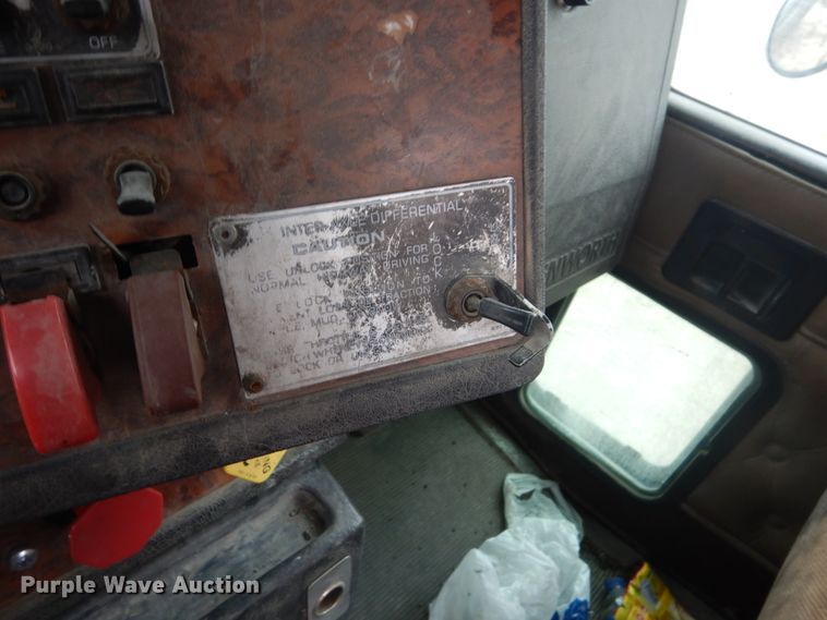 image for item FX9034 2000 Kenworth T800 semi truck