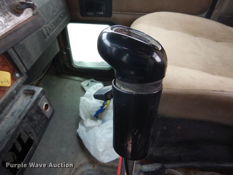 image for item FX9034 2000 Kenworth T800 semi truck