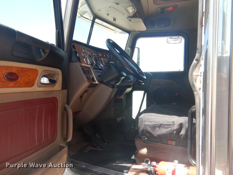 image for item GE9394 2012 Peterbilt 386 semi truck