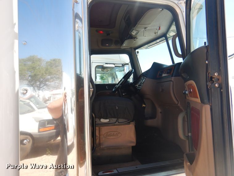 image for item GE9394 2012 Peterbilt 386 semi truck