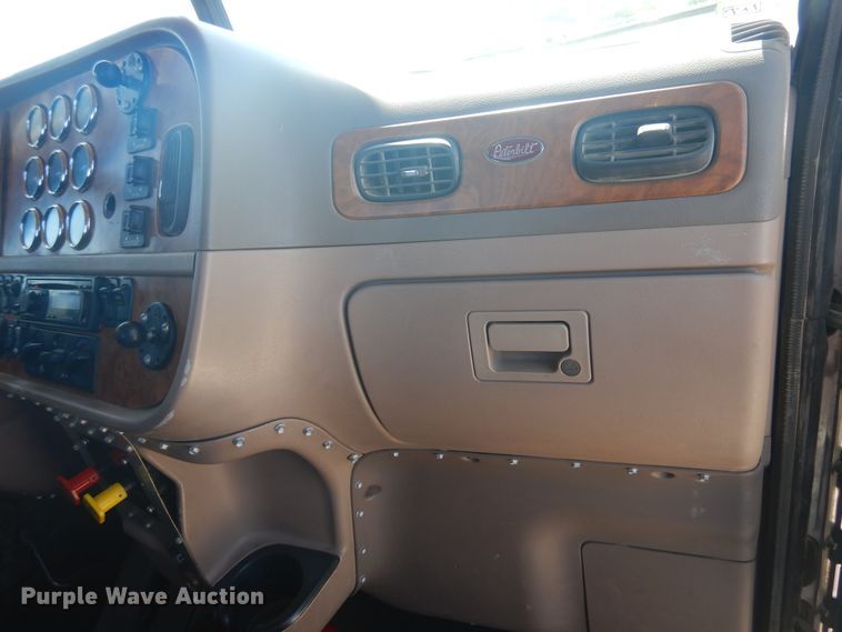 image for item GE9397 2008 Peterbilt 386 semi truck