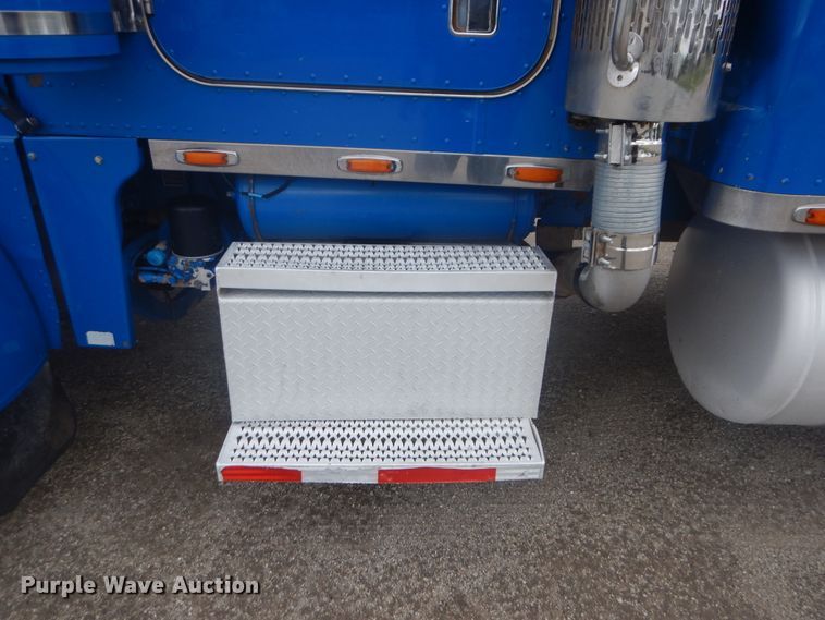 image for item GF9200 2003 Peterbilt 379 semi truck