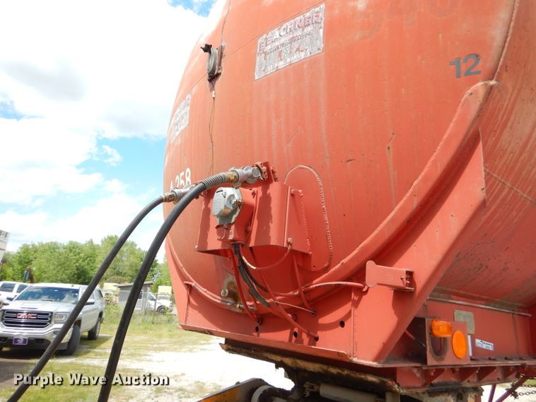 image for item GN9323 1976 Fruehauf tank trailer