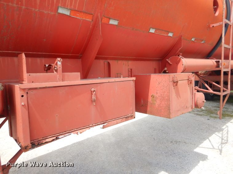 image for item GN9323 1976 Fruehauf tank trailer