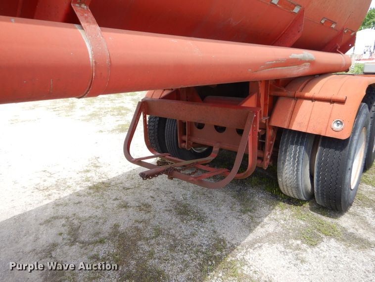 image for item GN9323 1976 Fruehauf tank trailer