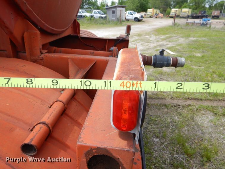 image for item GN9323 1976 Fruehauf tank trailer