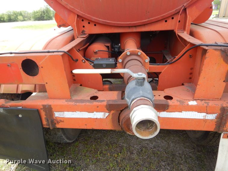 image for item GN9323 1976 Fruehauf tank trailer