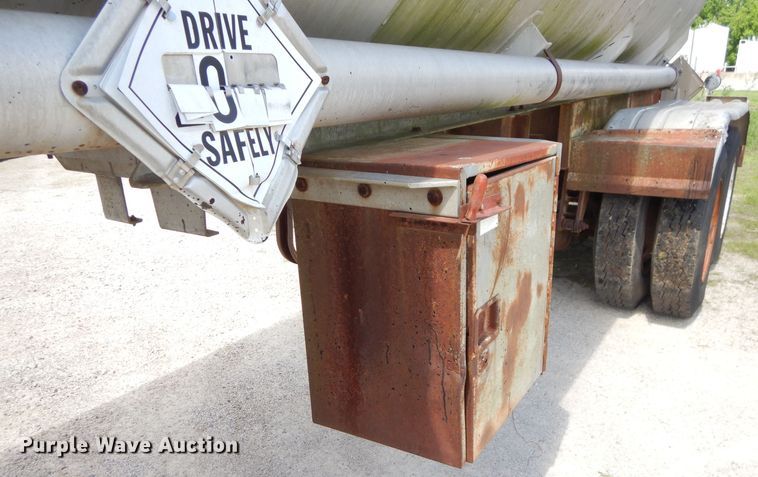 image for item GN9324 1986 VIM tank trailer