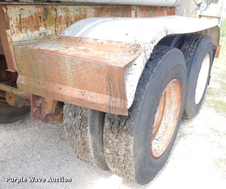 image for item GN9324 1986 VIM tank trailer