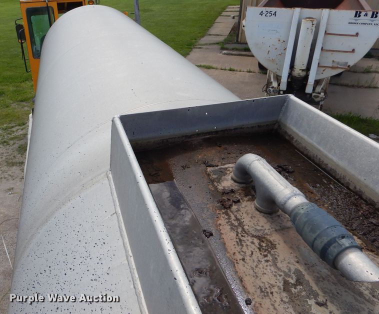 image for item GN9324 1986 VIM tank trailer