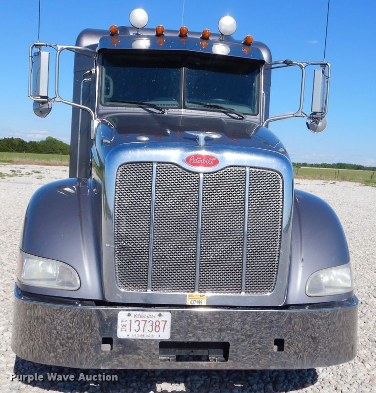 image for item GN9339 2014 Peterbilt 389 semi truck
