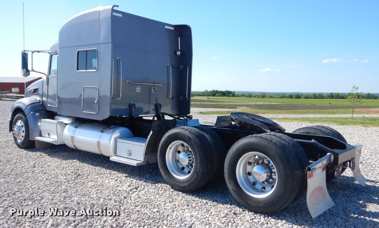 image for item GN9339 2014 Peterbilt 389 semi truck