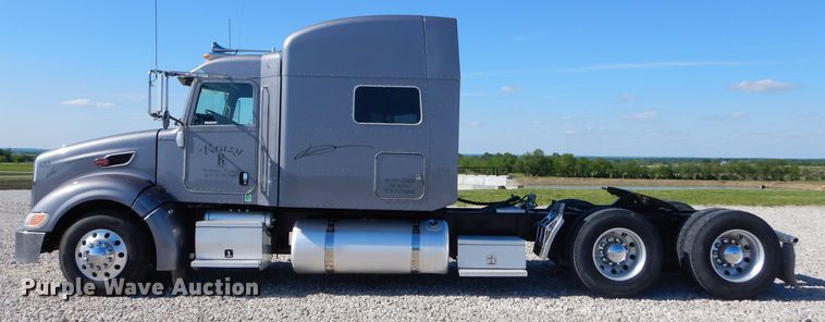 image for item GN9339 2014 Peterbilt 389 semi truck