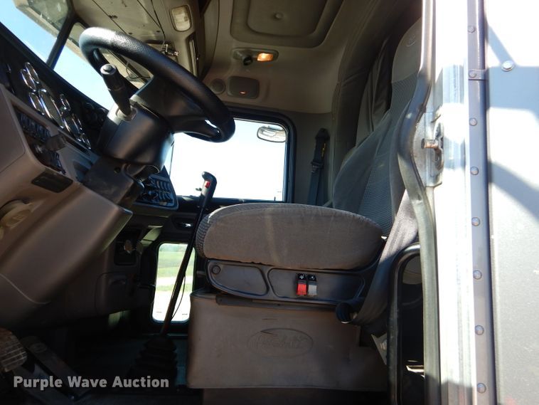 image for item GN9339 2014 Peterbilt 389 semi truck