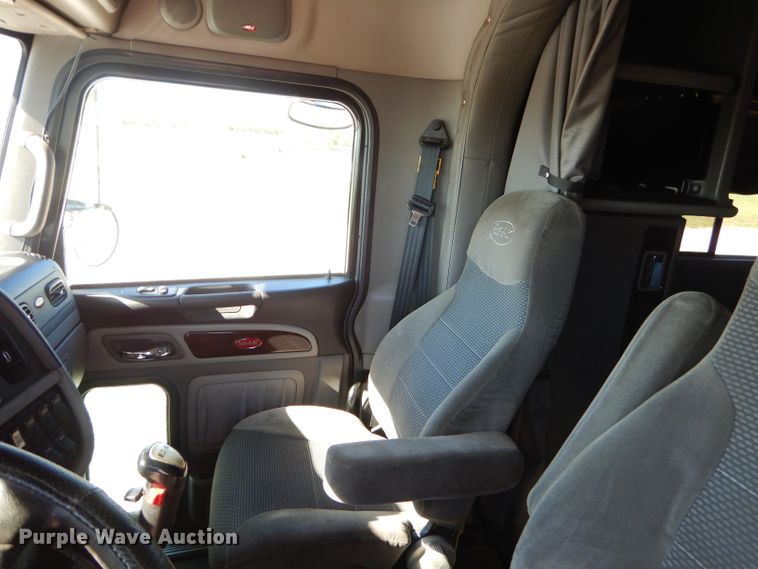 image for item GN9339 2014 Peterbilt 389 semi truck