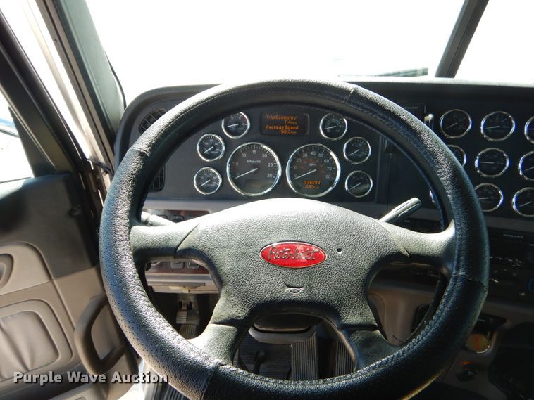 image for item GN9339 2014 Peterbilt 389 semi truck