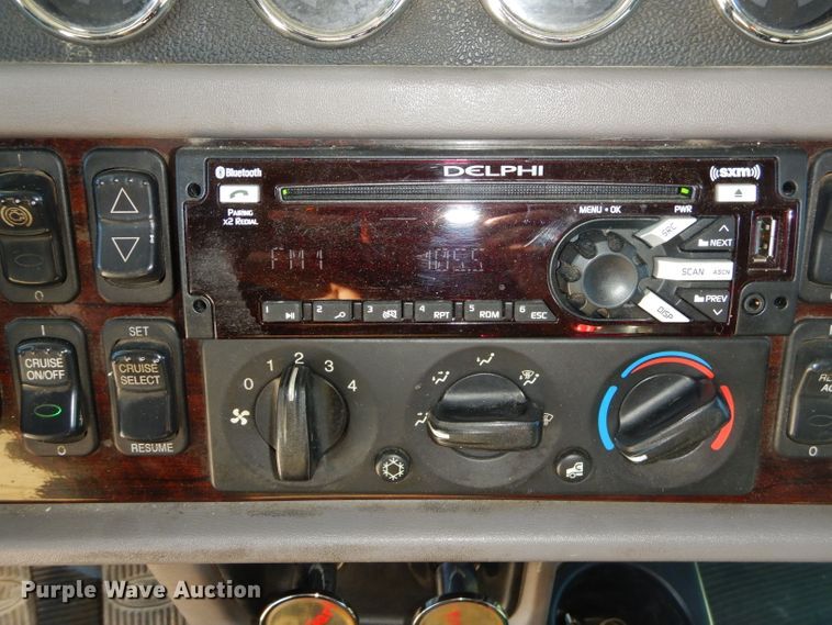 image for item GN9339 2014 Peterbilt 389 semi truck