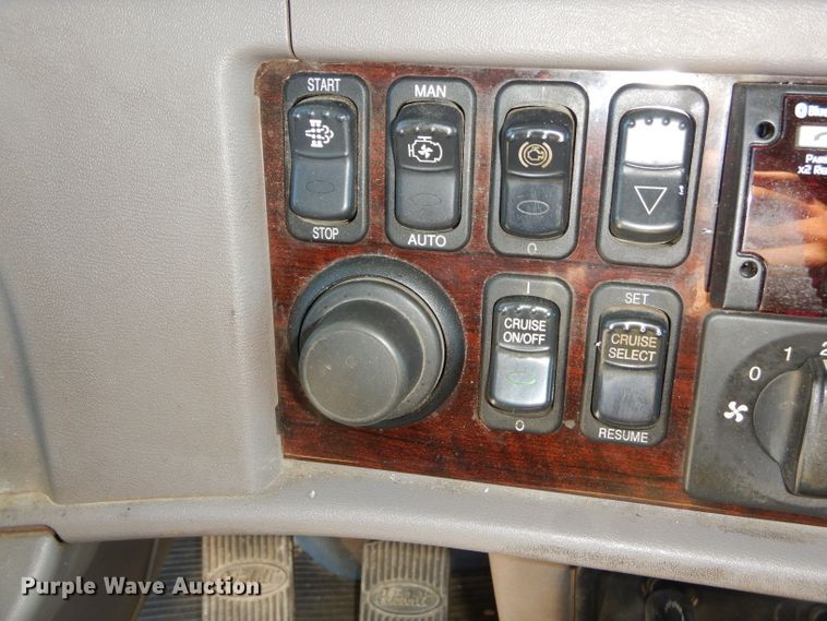 image for item GN9339 2014 Peterbilt 389 semi truck