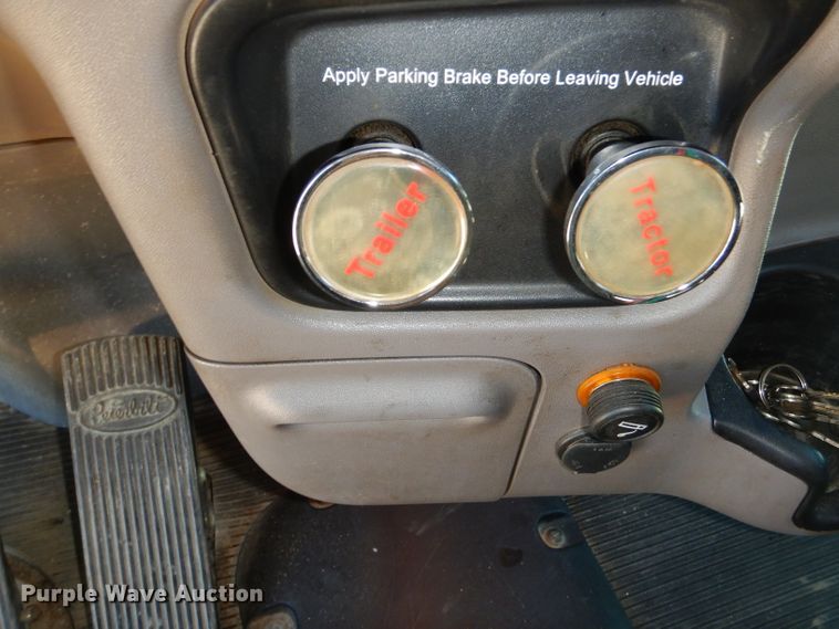 image for item GN9339 2014 Peterbilt 389 semi truck