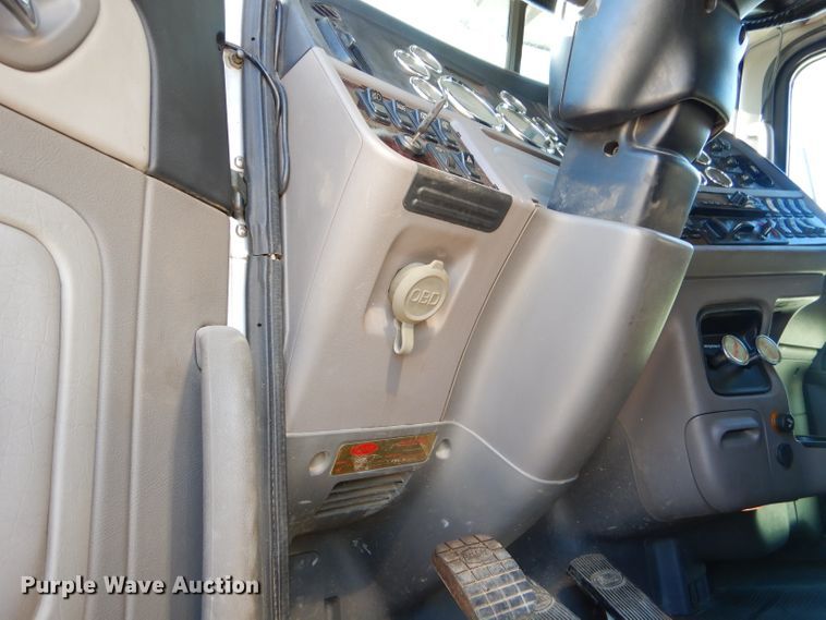 image for item GN9339 2014 Peterbilt 389 semi truck