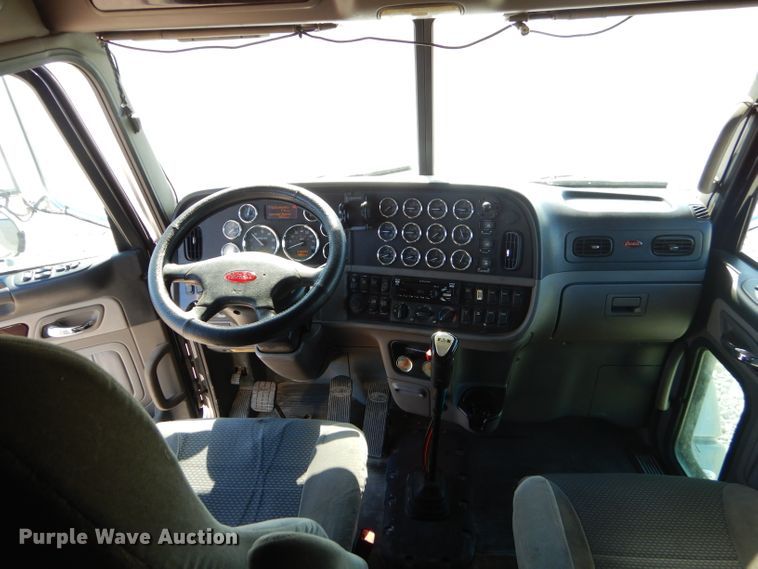 image for item GN9339 2014 Peterbilt 389 semi truck