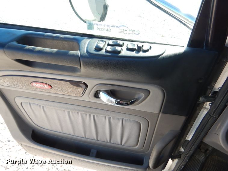 image for item GN9339 2014 Peterbilt 389 semi truck