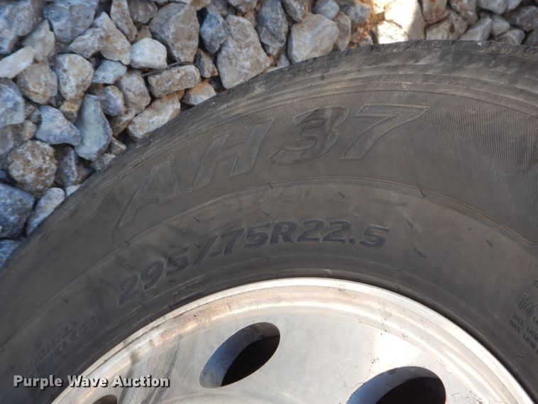 image for item GN9339 2014 Peterbilt 389 semi truck