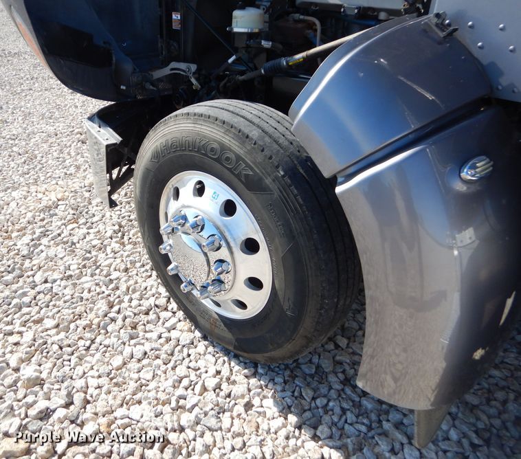 image for item GN9339 2014 Peterbilt 389 semi truck