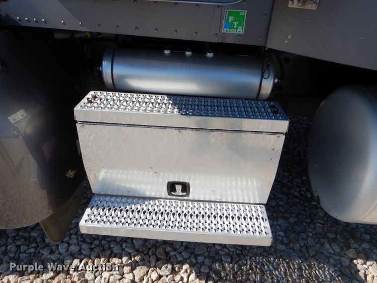 image for item GN9339 2014 Peterbilt 389 semi truck