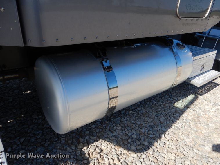 image for item GN9339 2014 Peterbilt 389 semi truck