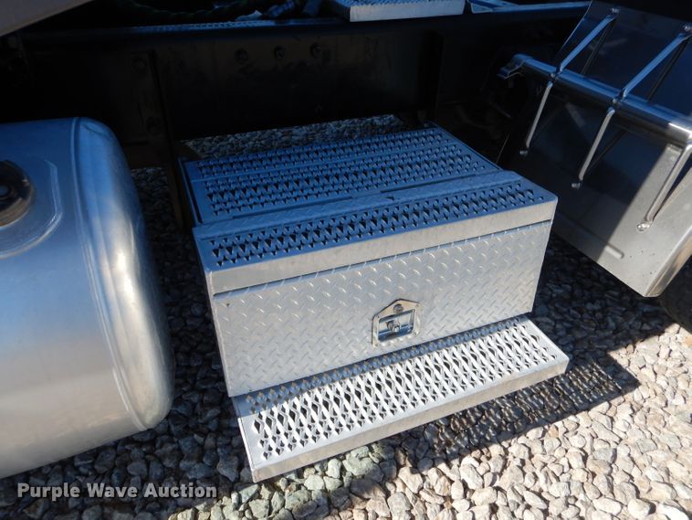 image for item GN9339 2014 Peterbilt 389 semi truck