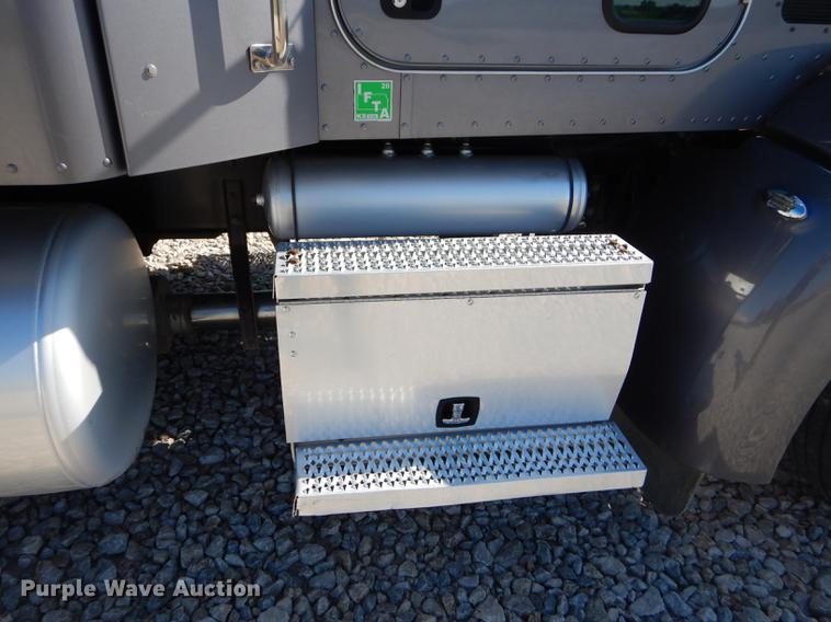 image for item GN9339 2014 Peterbilt 389 semi truck