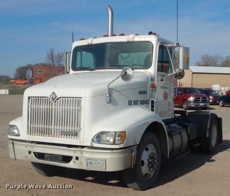 image for item GW9792 1999 International 9100 semi truck