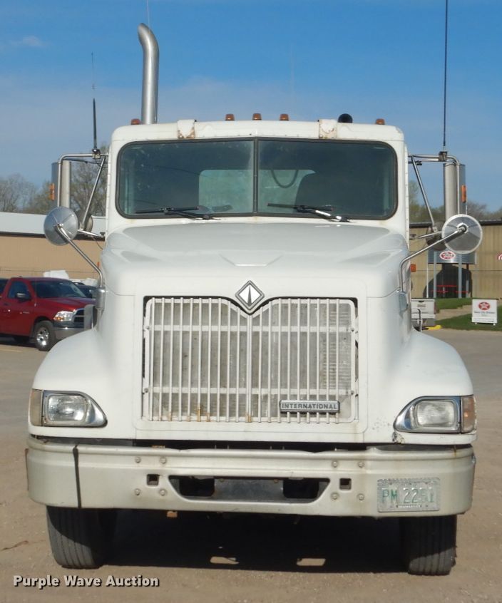 image for item GW9792 1999 International 9100 semi truck