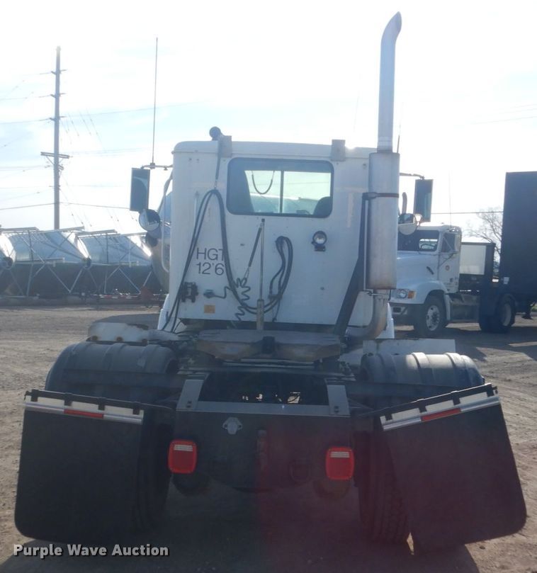 image for item GW9792 1999 International 9100 semi truck
