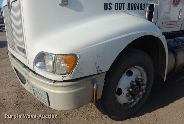 image for item GW9792 1999 International 9100 semi truck
