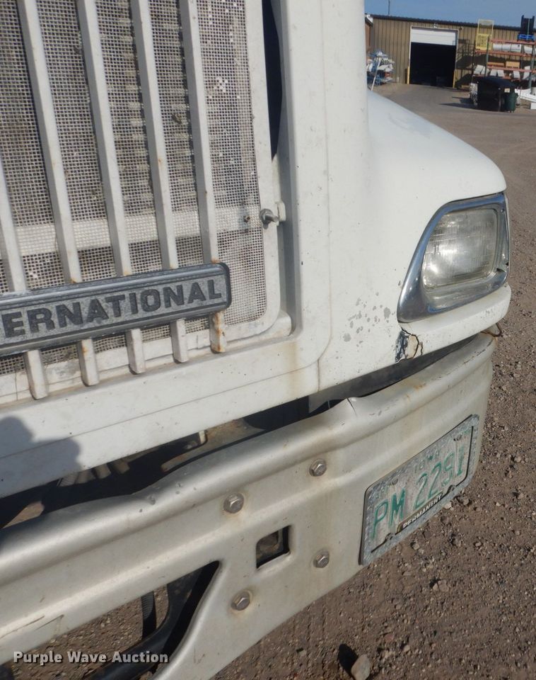 image for item GW9792 1999 International 9100 semi truck