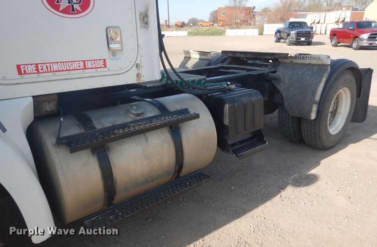 image for item GW9792 1999 International 9100 semi truck