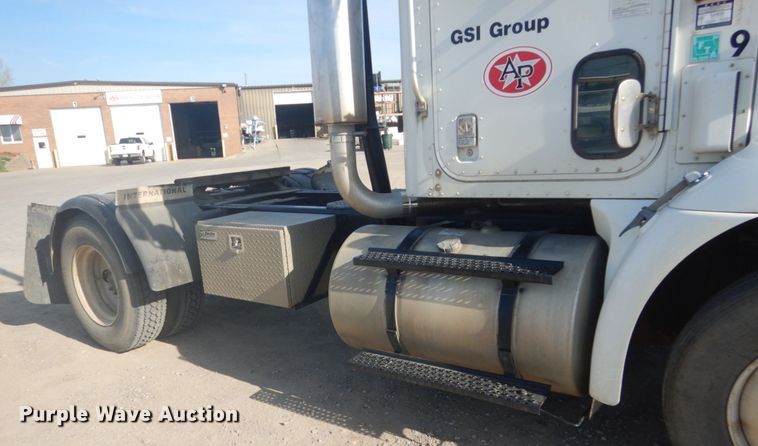image for item GW9792 1999 International 9100 semi truck