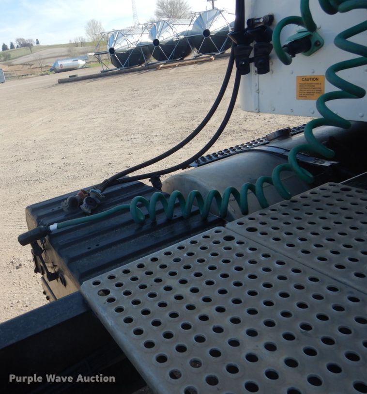 image for item GW9792 1999 International 9100 semi truck