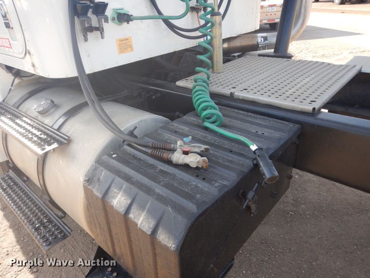 image for item GW9792 1999 International 9100 semi truck