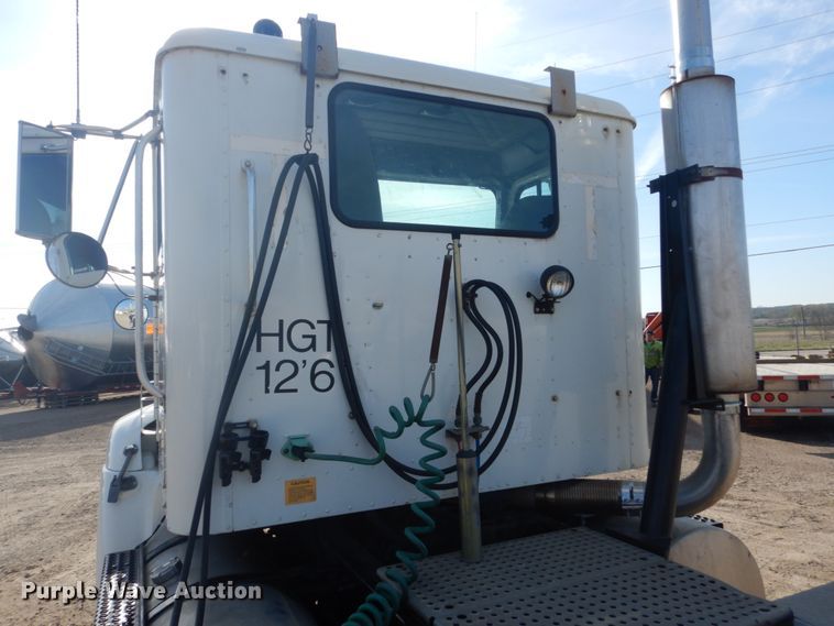 image for item GW9792 1999 International 9100 semi truck