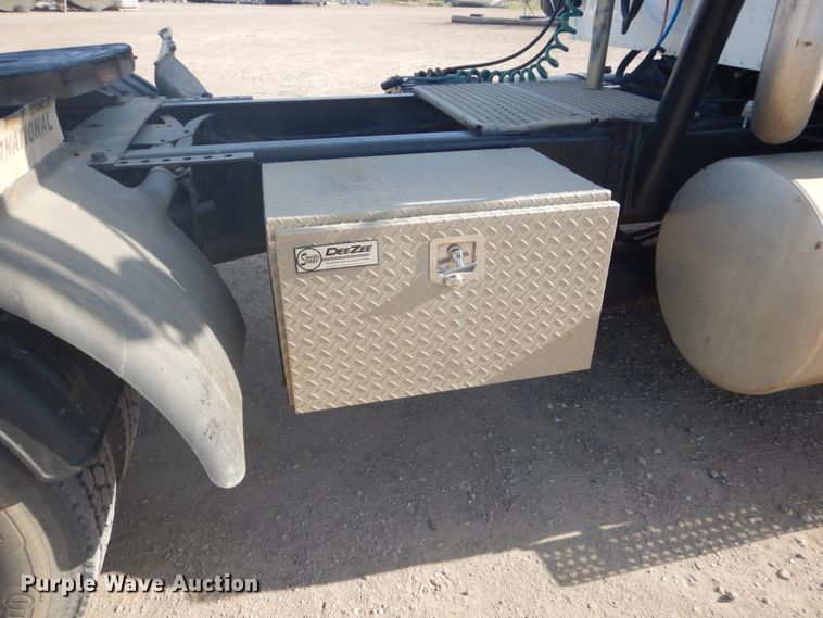 image for item GW9792 1999 International 9100 semi truck