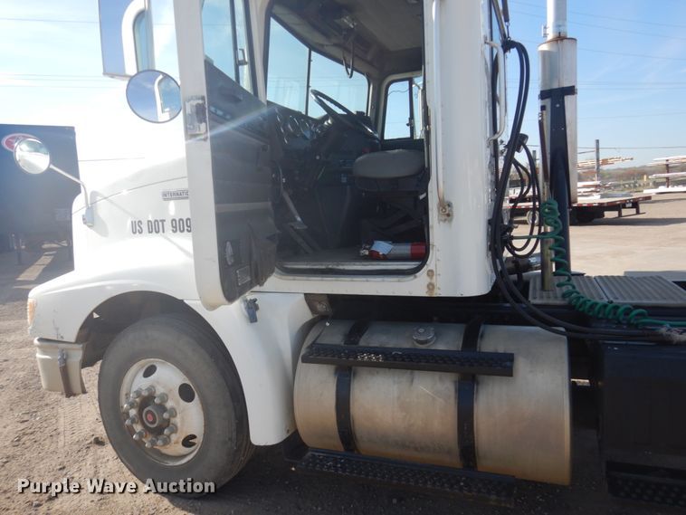 image for item GW9792 1999 International 9100 semi truck