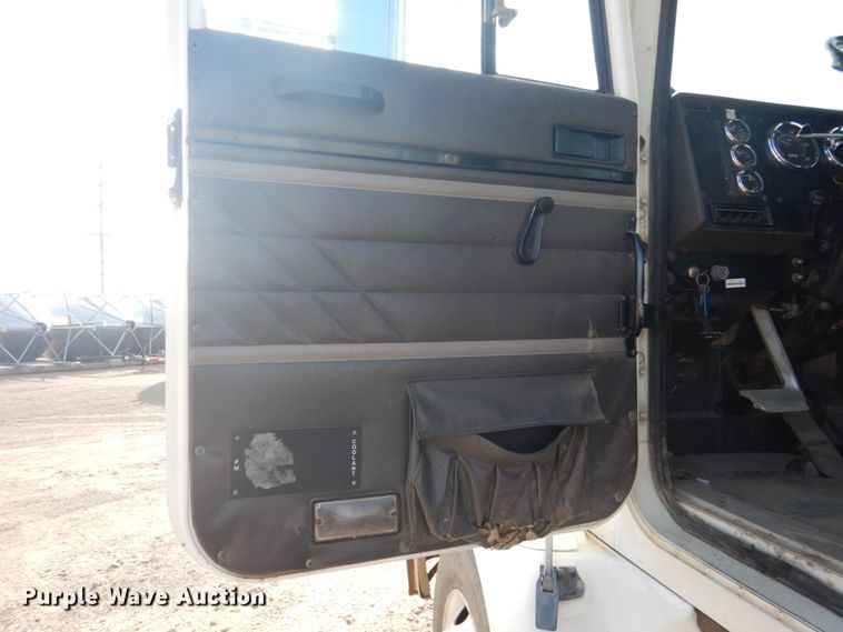 image for item GW9792 1999 International 9100 semi truck