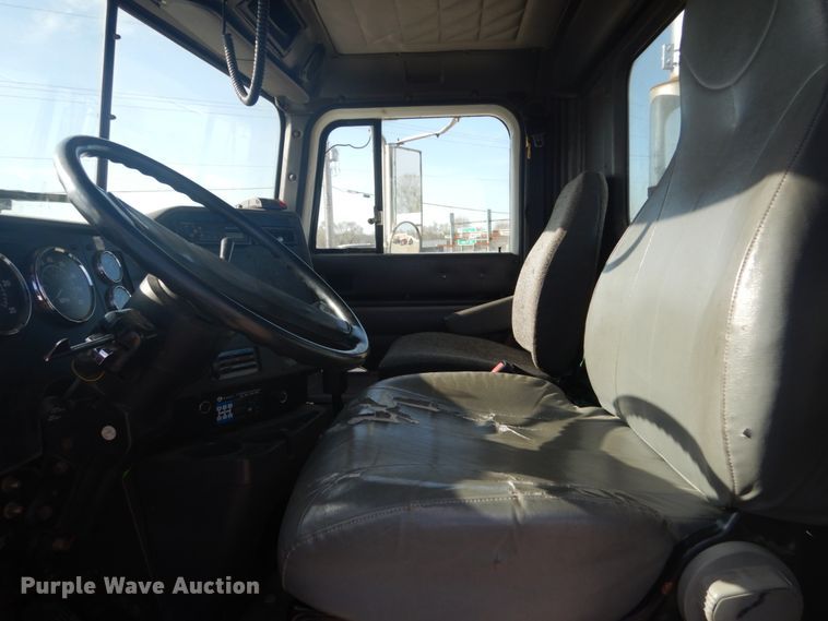 image for item GW9792 1999 International 9100 semi truck